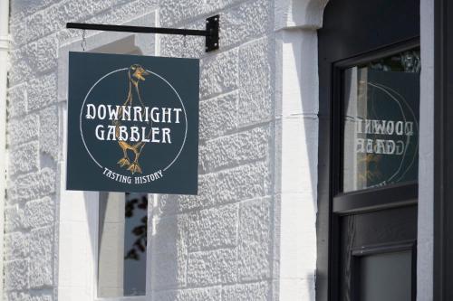 Вхід, Downright Gabbler in Болі