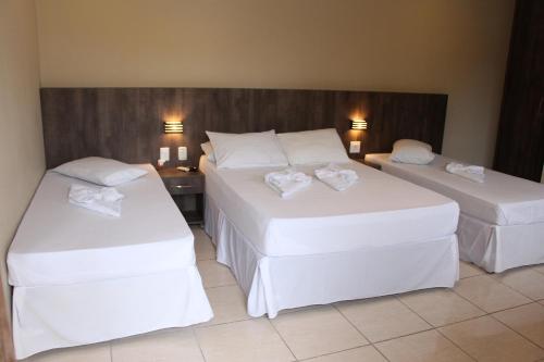 1 double bed, 2 twin beds
