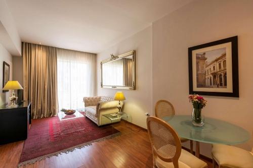 Best Western Plus Embassy Hotel - image 2