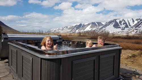 Karstais baseins, Holt Inn in Flateyri