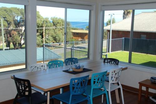 The Beach Shack - OCEAN VIEWS, CLOSE TO THE BEACH in Guilderton