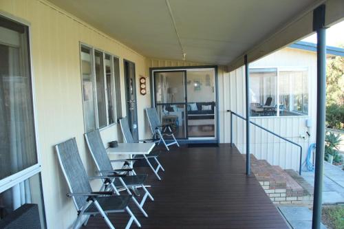 The Beach Shack - OCEAN VIEWS, CLOSE TO THE BEACH in Guilderton