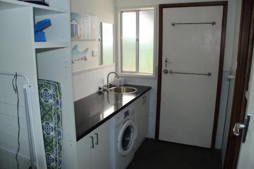 The Beach Shack - OCEAN VIEWS, CLOSE TO THE BEACH in Guilderton