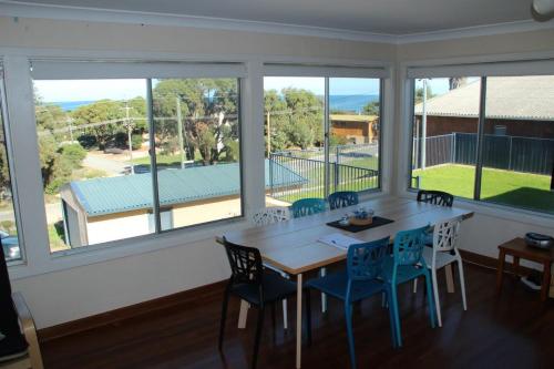 The Beach Shack - OCEAN VIEWS, CLOSE TO THE BEACH in Guilderton