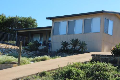 The Beach Shack - OCEAN VIEWS, CLOSE TO THE BEACH in Guilderton