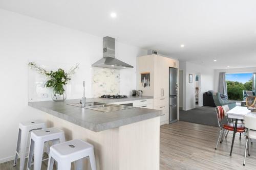 Shower, Karitane Beach Retreat - Karitane Holiday Home in Other