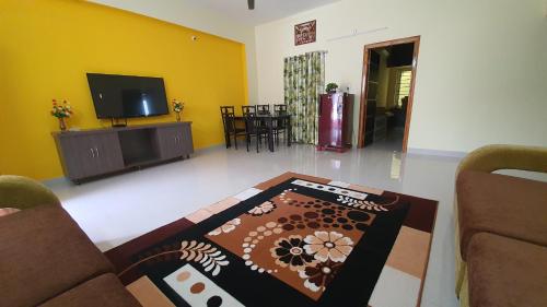 Tirupati Homestay - 2BHK AC Family Apartments near Alipiri and Kapilatheertham - Walk to A2B Veg Restaurant - WiFi - Android TV - Easy access to Tirumala - image 4