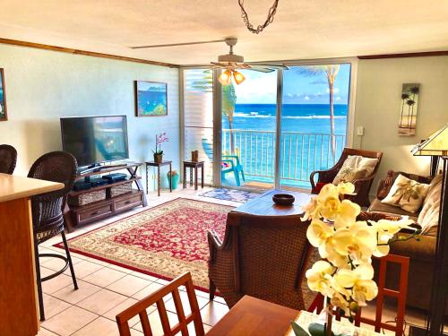 ALOHA PARADISE PENTHOUSE!! 3BR/2BA/2-Story! BEACH FRONT!! VIEWS!! - main image
