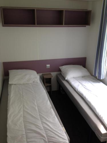 1 double bed, 4 twin beds