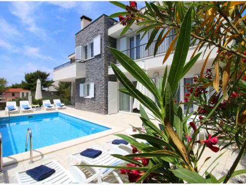  Modernistic Apartment in Primosten with Pool, Unterkunft in Primošten