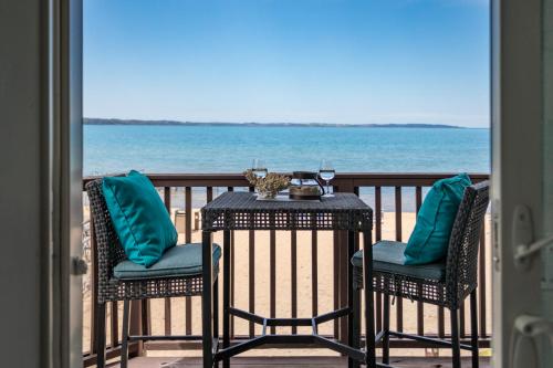 New Listing Beach Bliss 211! Stunning bay view - Apartment - Traverse City