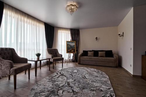 1 queen bed, 1 sofa bed