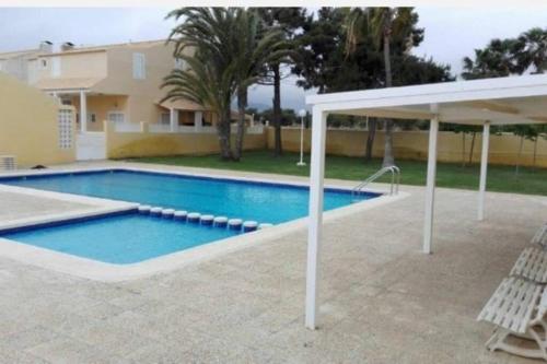 Bungalow con terraza, piscina, al lado de la playa