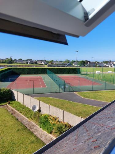 TY ANN maison avec jardin clos de mur, à proximité des commerces et à 3km des plages