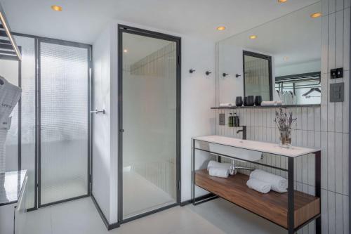 304564426 Melia White House Hotel