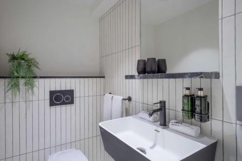 304564453 Melia White House Hotel