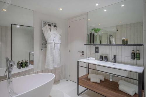 304564468 Melia White House Hotel