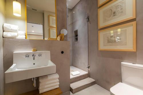 Standard Double Interior Room image 5