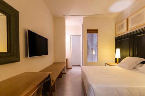 Standard Double Interior Room image 6