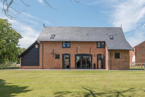 Chapel Cottage at Pond Hall Farm, Stunnning Property with Private Hot Tub