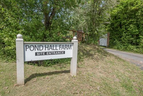 Chapel Cottage at Pond Hall Farm, Stunnning Property with Private Hot Tub