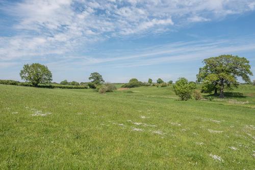 Geoff's Rest at Pond Hall Farm in Hadleigh with Private Hot Tub