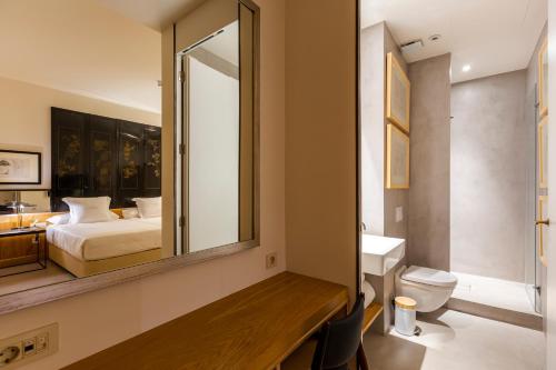 Superior Double Interior Room image 10