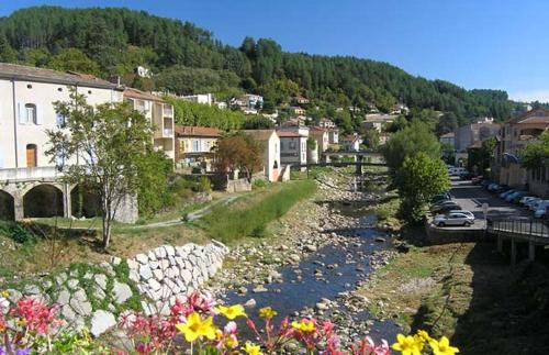 T2 Rez-de-chaussée 40 m2 Vals les bains linge de lit et de toilette non fournis - Location saisonnière - Vals-les-Bains