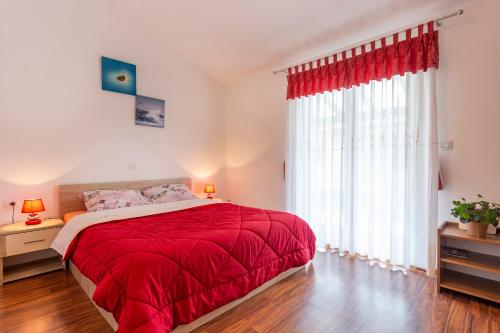 Villa Mirela with a comfortable garden and pool in Grandici