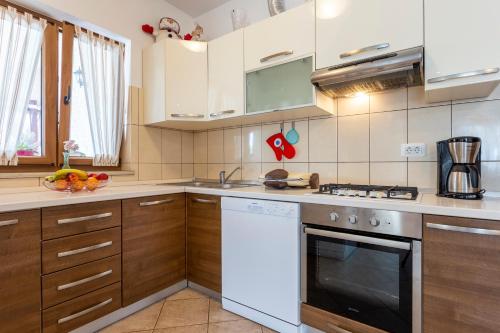 Villa Mirela with a comfortable garden and pool in Grandici