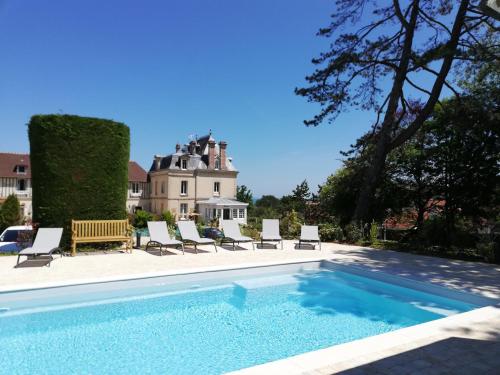 Peldbaseins, Les Villas d'Arromanches, Teritoria in Tracy-sur-Mer