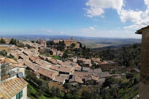 Historic Center Apartment with Private Garage - Montalcino