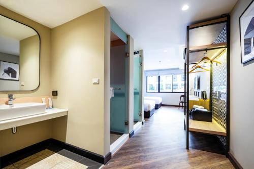 room detail thumbnail 2