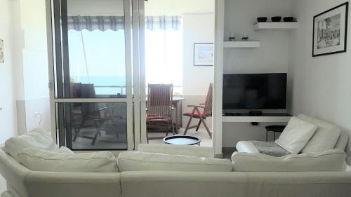 M&I Beach Apartment with Sea View