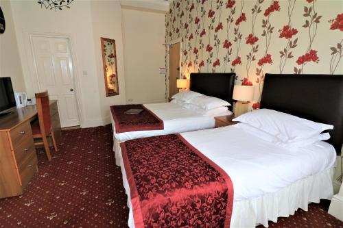 1 double bed, 1 twin bed