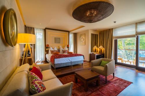 1 queen bed, 1 sofa bed