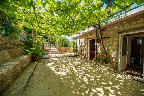 Ethno house OSOBAK in Virpazar