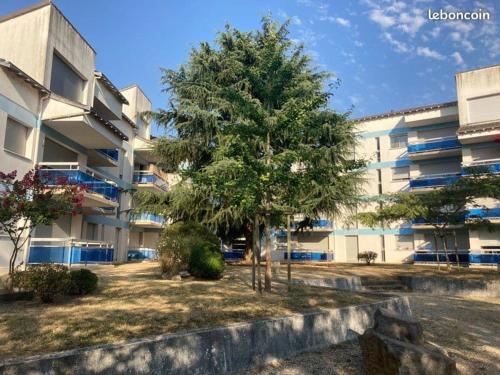Beau T2 avec balcon en bord de Vienne