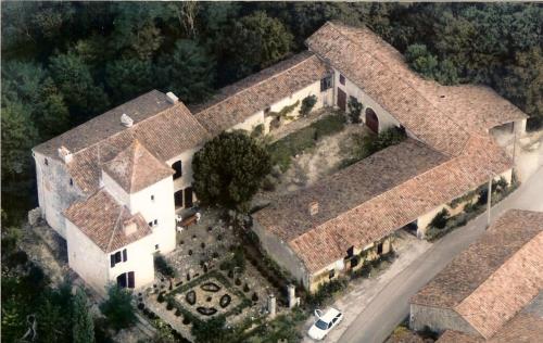 SOLOMIAC , BATISSE DE CARACTÈRE XIVeme siècle gîte à louer Lamothe-Cumont