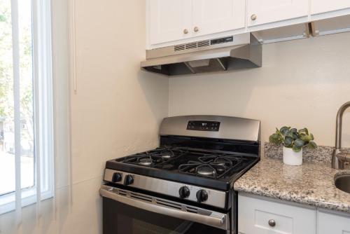 Stylish Modern 1BR- Pool and Gym Near SeaWorld!