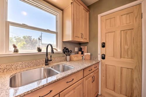 Modern Pet-Friendly SLC Townhome with Fire Pit - image 7
