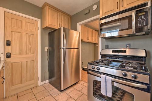 Modern Pet-Friendly SLC Townhome with Fire Pit - image 9