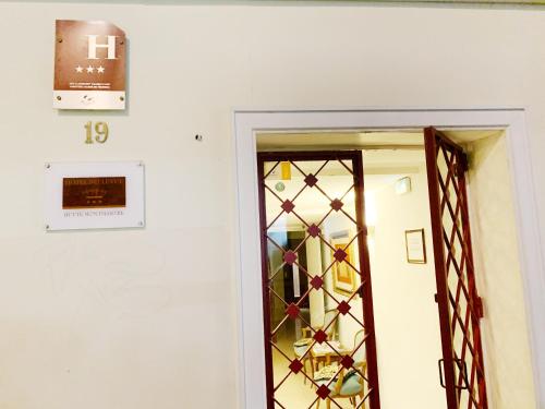 Hotel Bellevue Montmartre - image 10