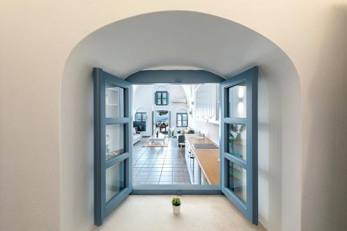 One-Bedroom House with Caldera View image 6