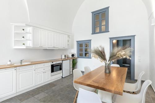 One-Bedroom House with Caldera View image 7