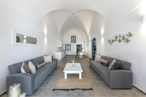 One-Bedroom House with Caldera View image 3