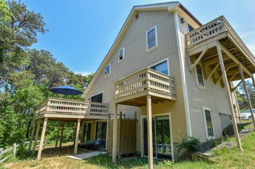 343 Wellfleet Oceanside Spacious Architect Designed Upside Down House with Private Yard and Outdoor Shower Walk to Downtown - image 2