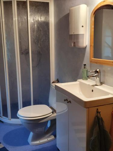 淋浴, Nås Camping Dalarna, stuga nr 6 (Nas Camping Dalarna, stuga nr 6) in 法伦市中心