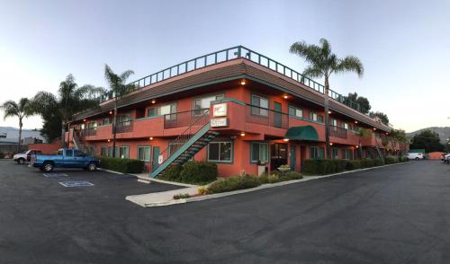 Exterior view, Oakridge Inn in Oak View (CA)