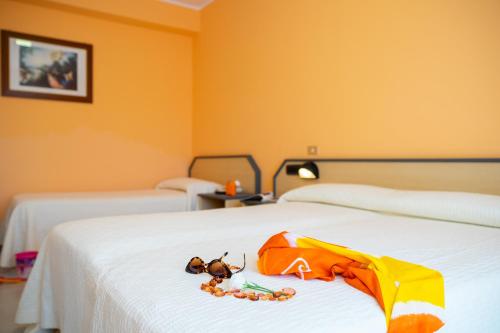 1 queen bed, 1 twin bed
